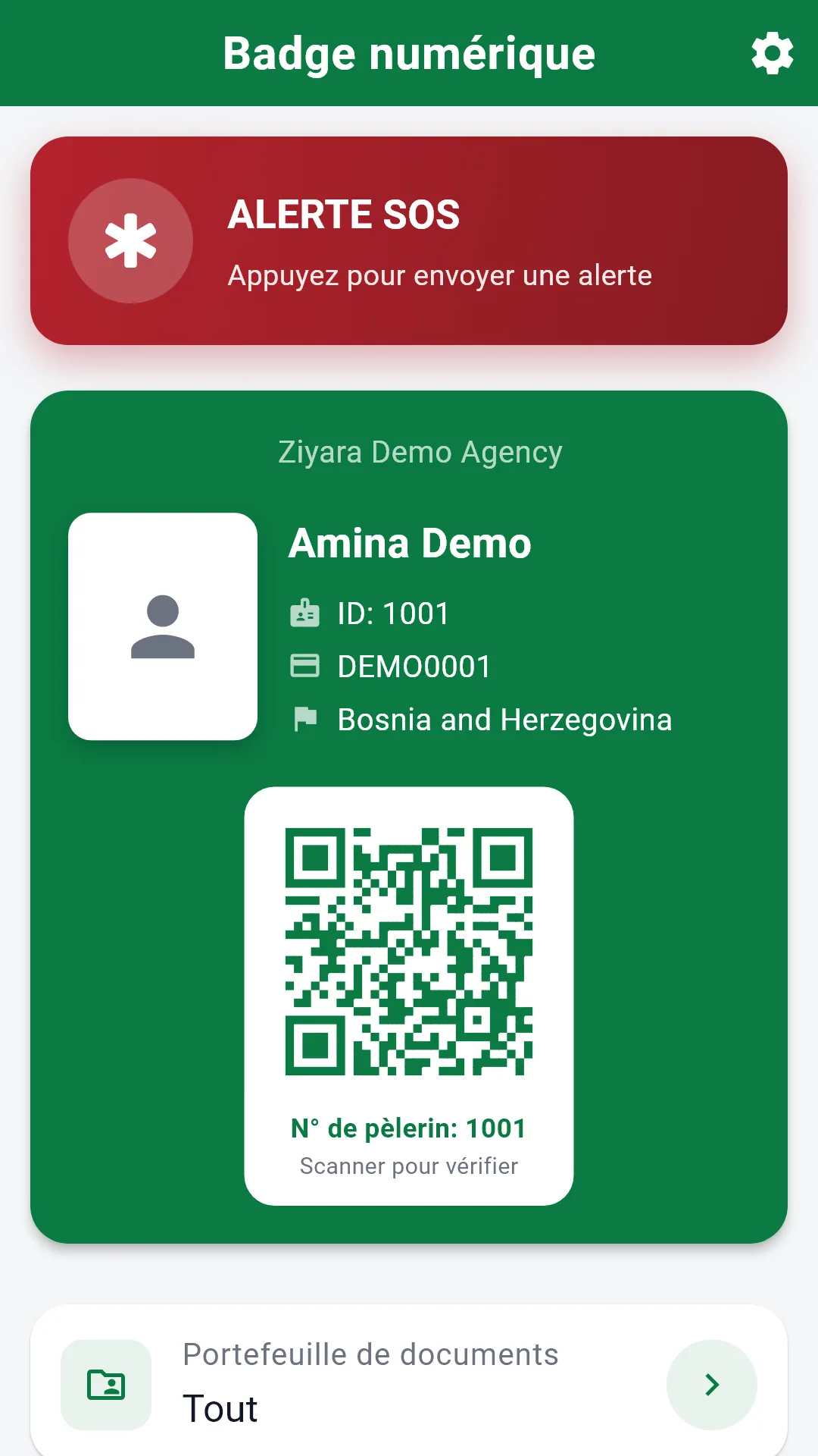 Application Ziyara des pèlerins affichant un badge de démonstration, un code QR et le bouton SOS.
